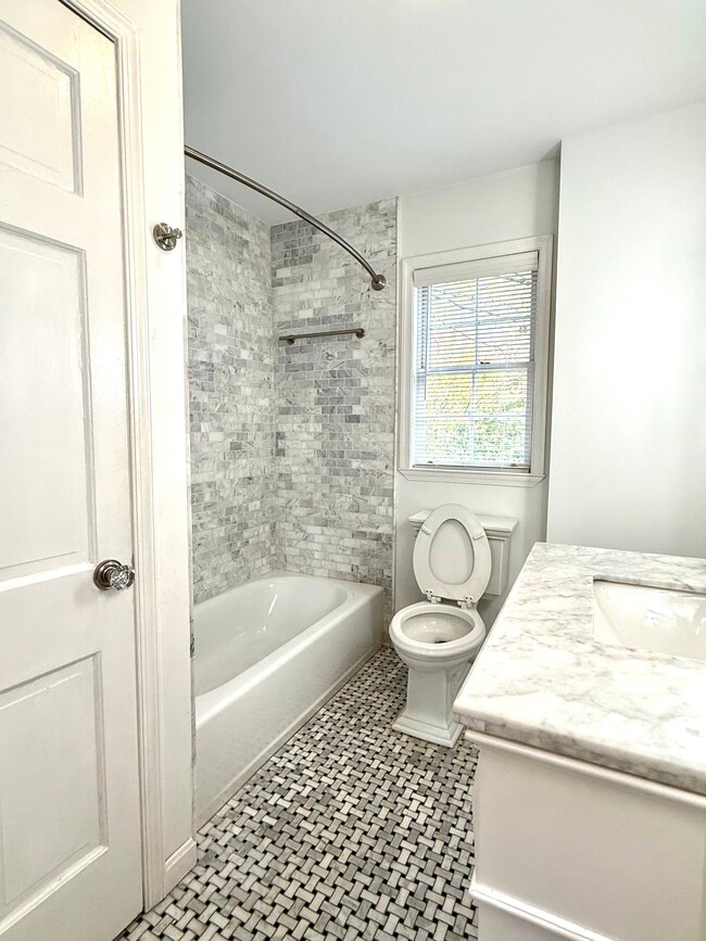 Master bathroom with rain shower - 830 S Pitt St