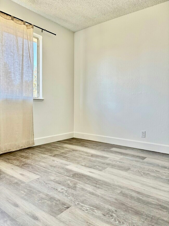 Building Photo - 1331 Pinetree Dr