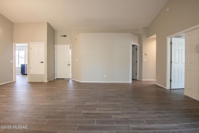 Building Photo - 321 E Fieldcrest Ln