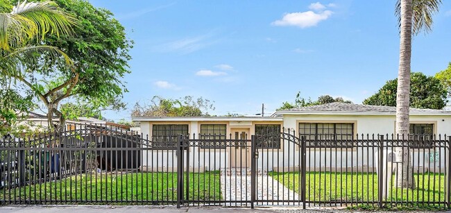 Primary Photo - 450 NE 158th St