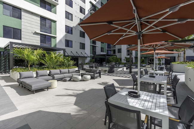 Courtyard/Outdoor Kitchen - Gallery Marti Park