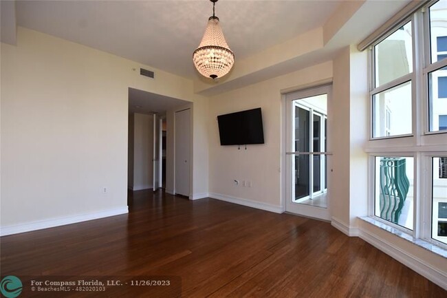 Building Photo - 20000 E Country Club Dr