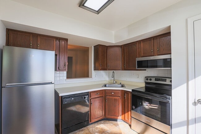 Building Photo - 17 Pocasset Ct