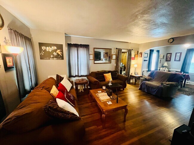 Building Photo - Renovated 3 bdrm/1.5 bath Home with Bonus Room and Dressing Room Located Near Hopkins Rd.