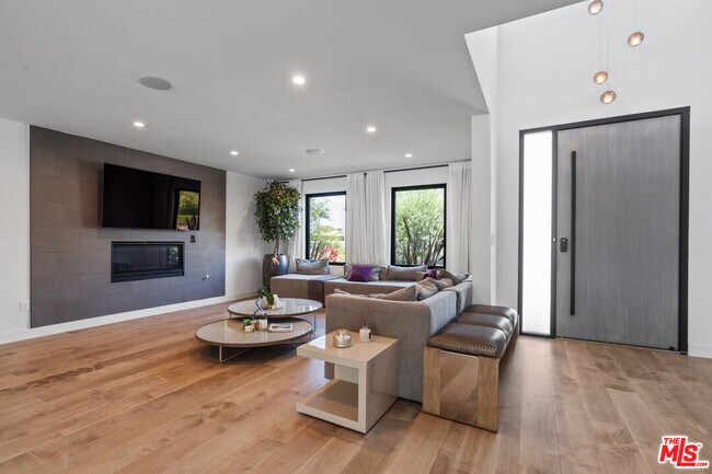 Building Photo - 3207 Thatcher Ave