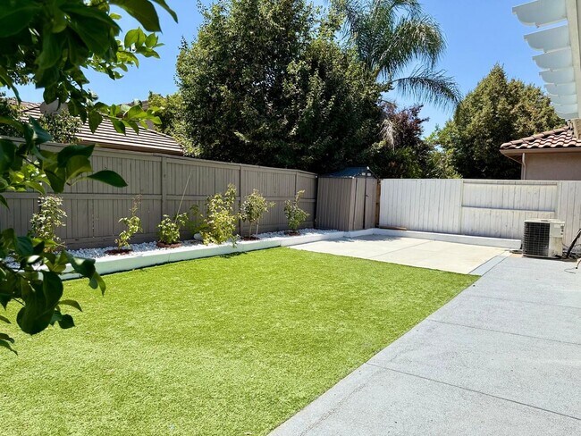 Building Photo - Great 5 Bedroom 3 Bathroom 2,400 sqft. Hom...
