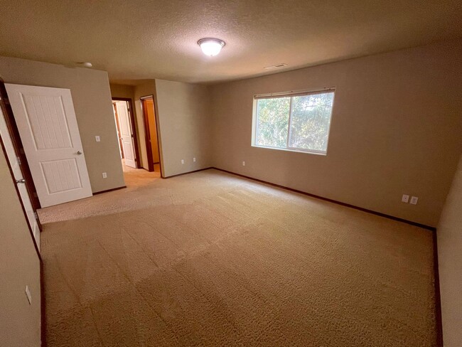 Building Photo - Fantastic Hillsboro Home with Attached Gar...