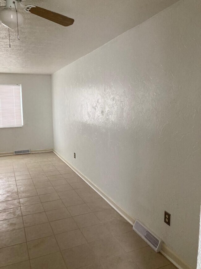 Building Photo - 2 Bedroom Condo for Rent  Warrenville HTS