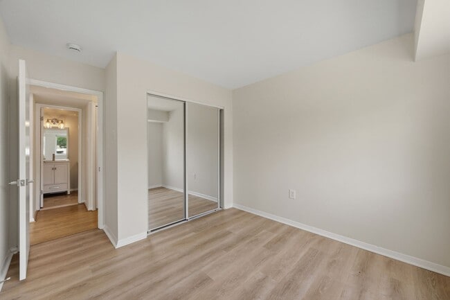 Building Photo - Fairwinds. Renovated and Updated. Spacious 2 bed 2 bath ground level condo in Annapolis!