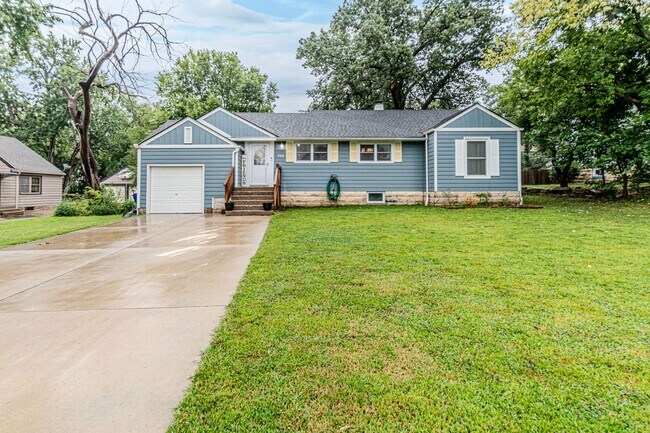 Building Photo - Back porch with a large yard!