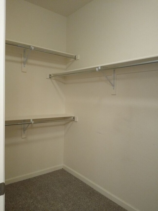 Building Photo - Beautiful and Spacious 3 Bedroom 2 Bath To...