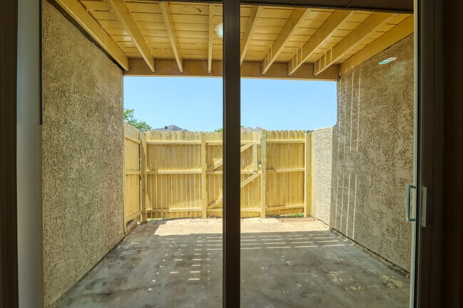 Building Photo - 707 Harbour Town Dr