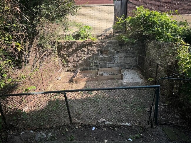 Building Photo - Updated Highland Park Townhome!