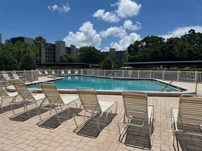 Building Photo - 2700 Cove Cay Dr