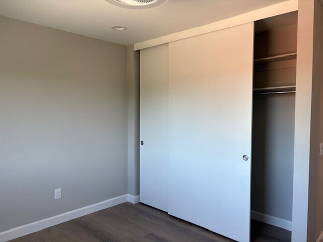 Building Photo - Remodeled Oaks North View Condo