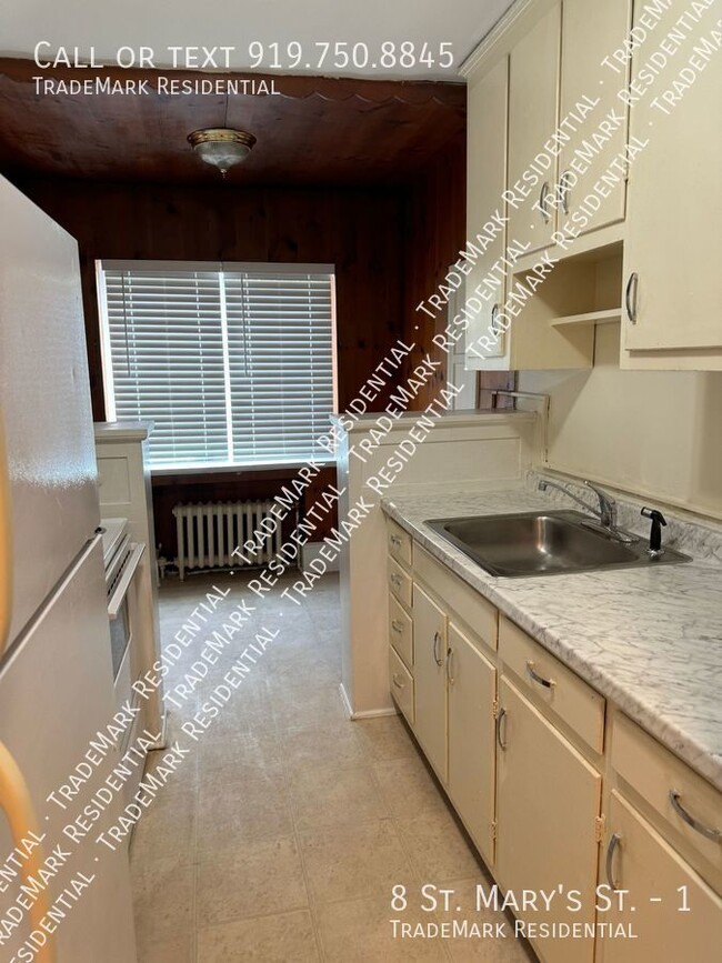 Building Photo - 1 Bedroom 1 Bath Apartment at Corner of St...