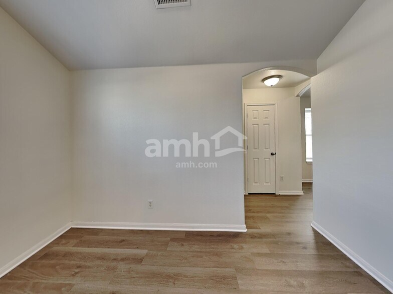 Building Photo - 1701 Amberwood Loop