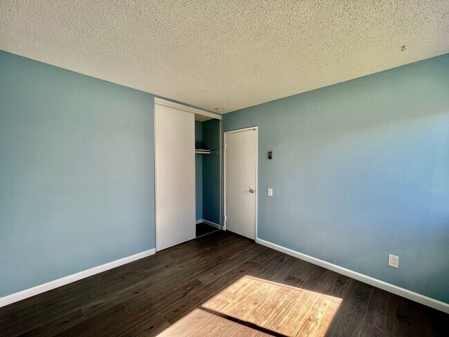 Building Photo - Newly remodeled 4B/2BA house w/ large back...