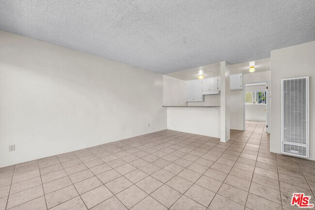Building Photo - 4956 Romaine St