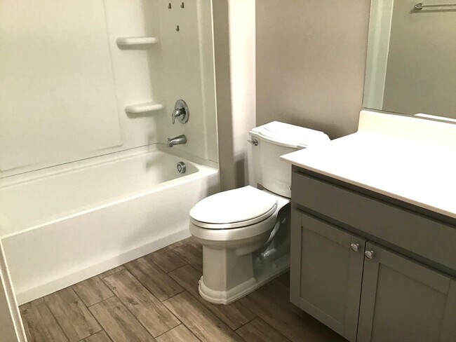 Building Photo - Clean, 3 Bdrm + Den, 2 Bath, 1842 sq/ft in...