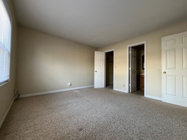 Building Photo - Spacious 2 Bedroom, 1.5 Bath