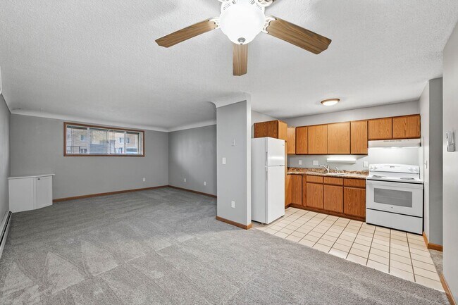 Building Photo - Updated Spacious 2BR/1 Bath Apartment Avai...