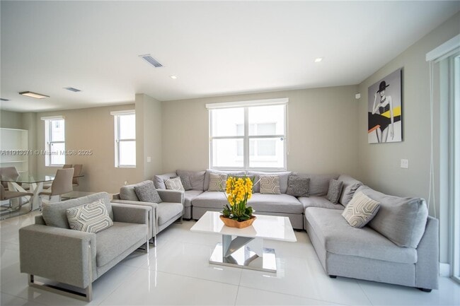 Building Photo - 3651 SW 26th St