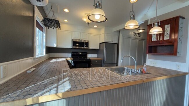 Building Photo - 501 NE Broadway St