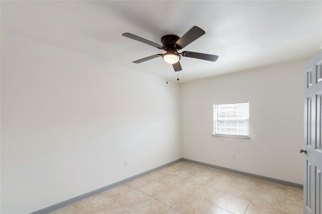 Building Photo - 1800 N Wayside Dr