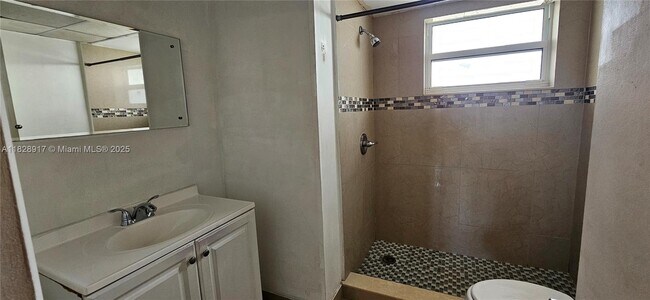 Building Photo - 1175 NE Miami Gardens Dr