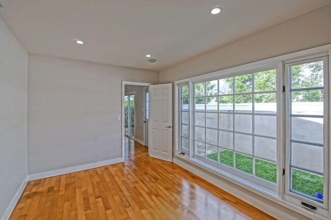 Building Photo - NEWLY REMODELED, BRIGHT & AIRY HOLLYGLEN HOME W/ REAR YARD/PATIO, 2 LIVING AREAS & BRAND NEW KITC...