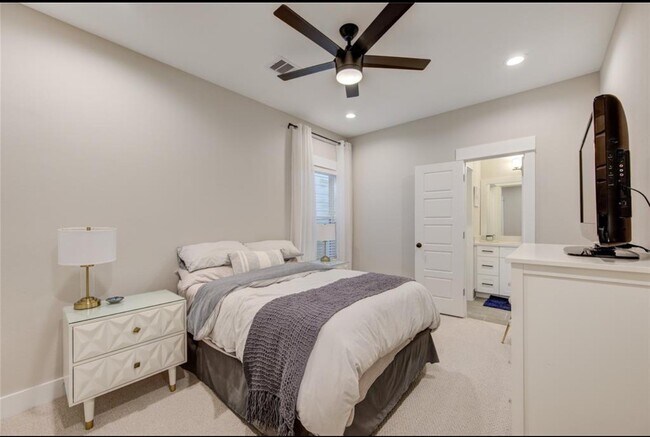 Building Photo - 704 Pinemont Cyn Ln