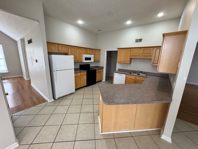 Building Photo - Comfortable 2-Bed, 2-Bath Home