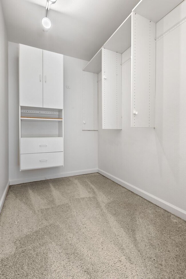 Building Photo - 2Bd/1.75Ba Seattle Condo