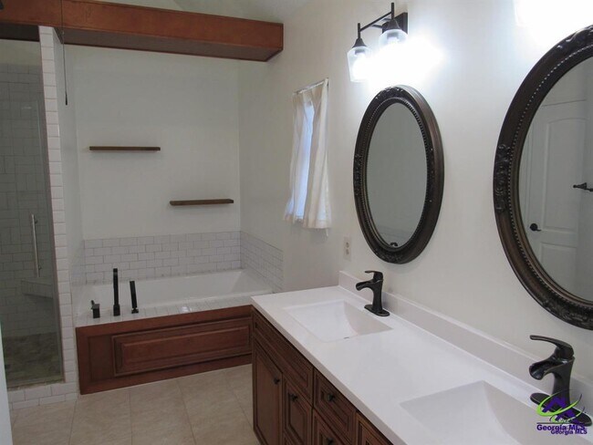 Building Photo - 100 Sunchase Ct