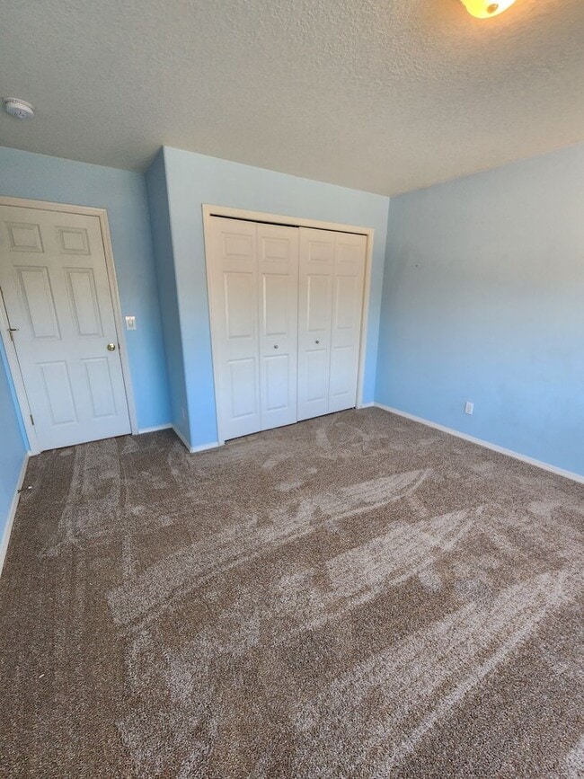 Building Photo - Bethany Home Available