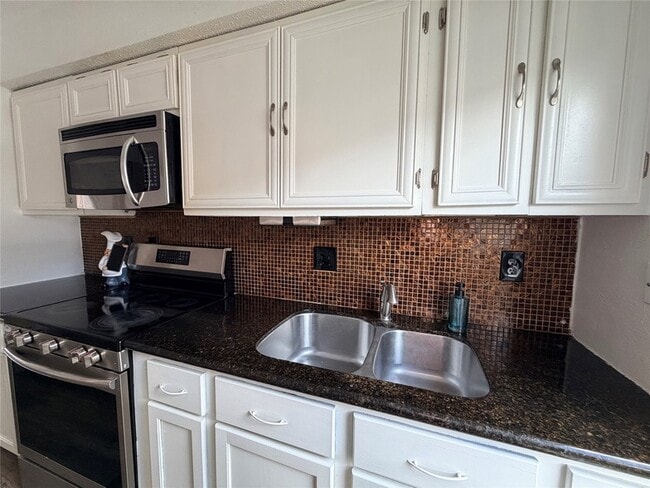 Building Photo - 7700 Creekbend Dr