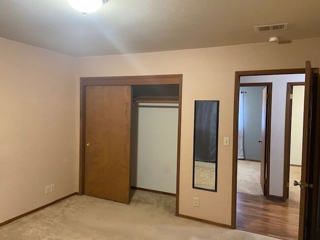 Building Photo - Excellent eastside location, 3/2, fenced yard, 2 car garage