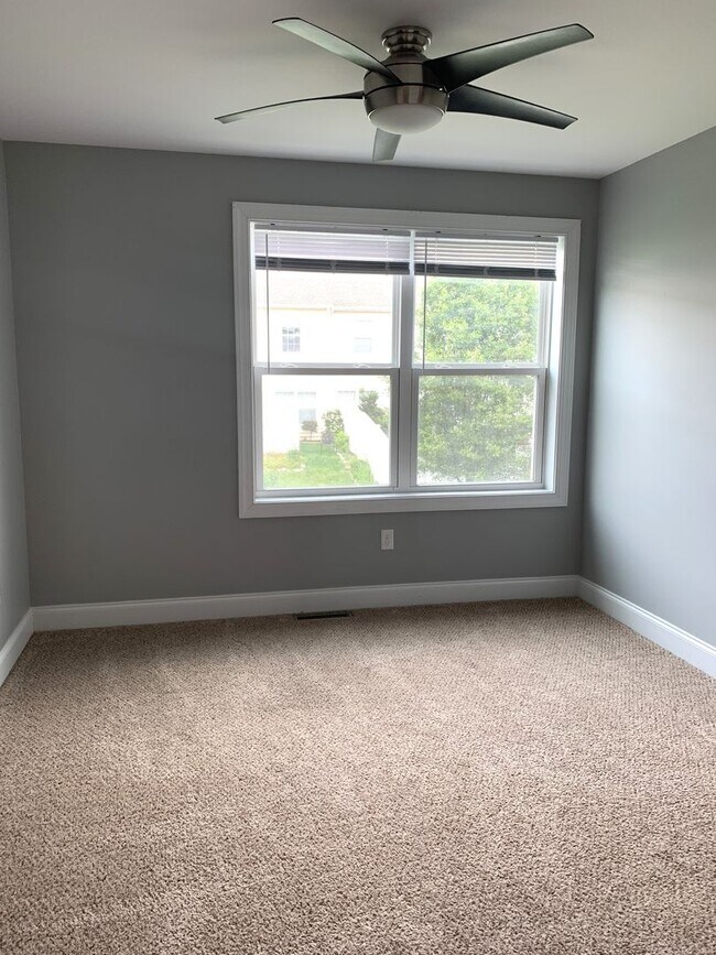Building Photo - Spacious 3-Bed, 2.5-Bath Townhouse with Fe...