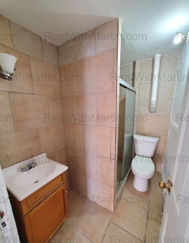 Building Photo - 824 Logan Ave