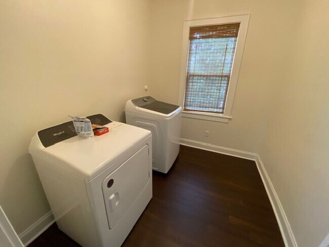 Building Photo - Georgous 5 bedroom 2.5 bath home in Downto...