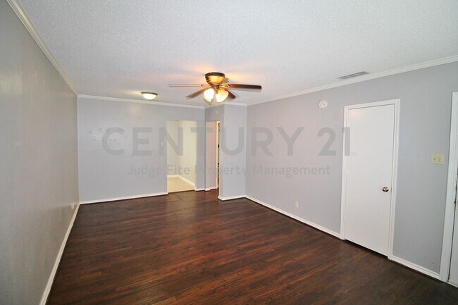 Building Photo - Tastefully Updated 2/1/1 Ready for Immediate Occupancy!