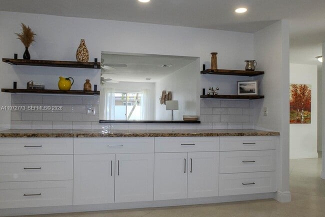 Building Photo - 9731 Bel Aire Dr