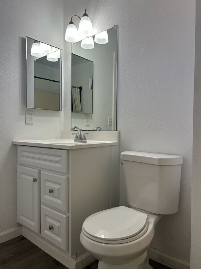 Building Photo - Please contact Vaughn Realty to set up an appointment, 760-446-6561