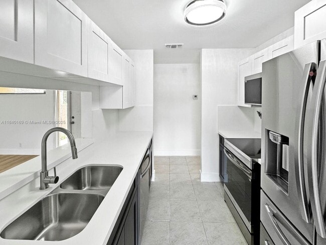 Building Photo - 9348 Chelsea Dr S