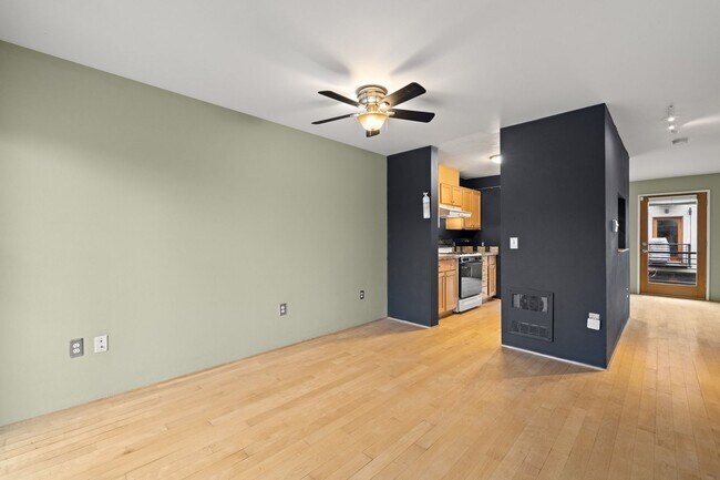Building Photo - 2 BR 2 BA Townhome in North Tabor- 3 Levels!