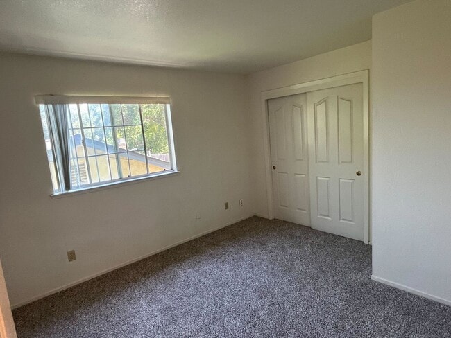 Building Photo - Spacious & Stylish 4-Bed Home in Prime Sto...