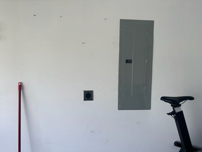 Building Photo - 4 Bedroom Home with Garage & Convenient ac...