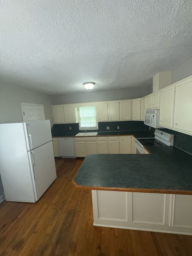 Building Photo - 3111 Avon Dr