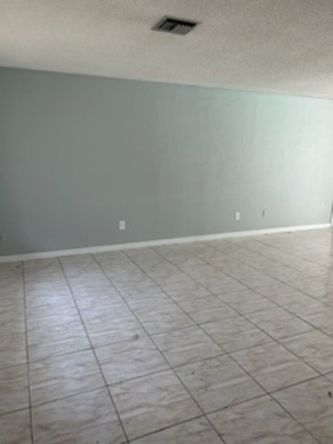 Building Photo - Large  3 bedroom, 2 bath pool home.